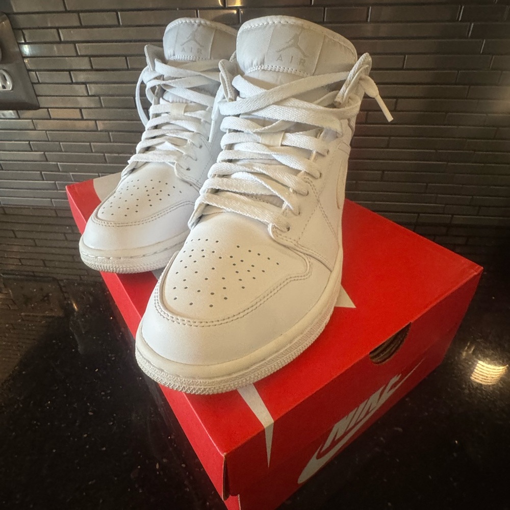 Air Jordan Nike 2017 White High-Top Sneakers - Picture 4 of 7